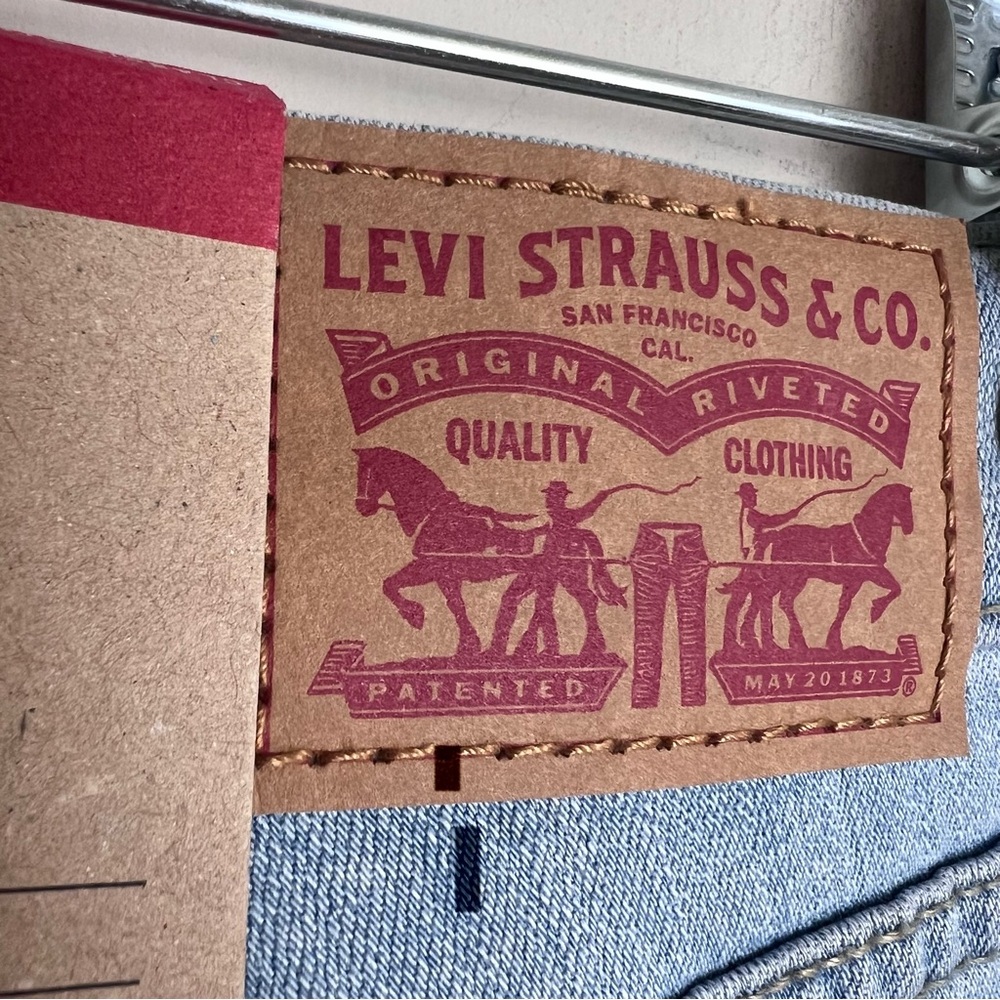 NWT Levi’s Classic Straight Fit Women’s Jeans Light Wash Size 27x30 (4) - Picture 6 of 13